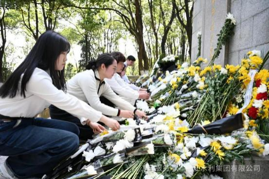 緬懷革命先烈 傳承紅色基因——與玉河社區(qū)黨委共同 祭掃方志敏烈士紀念園